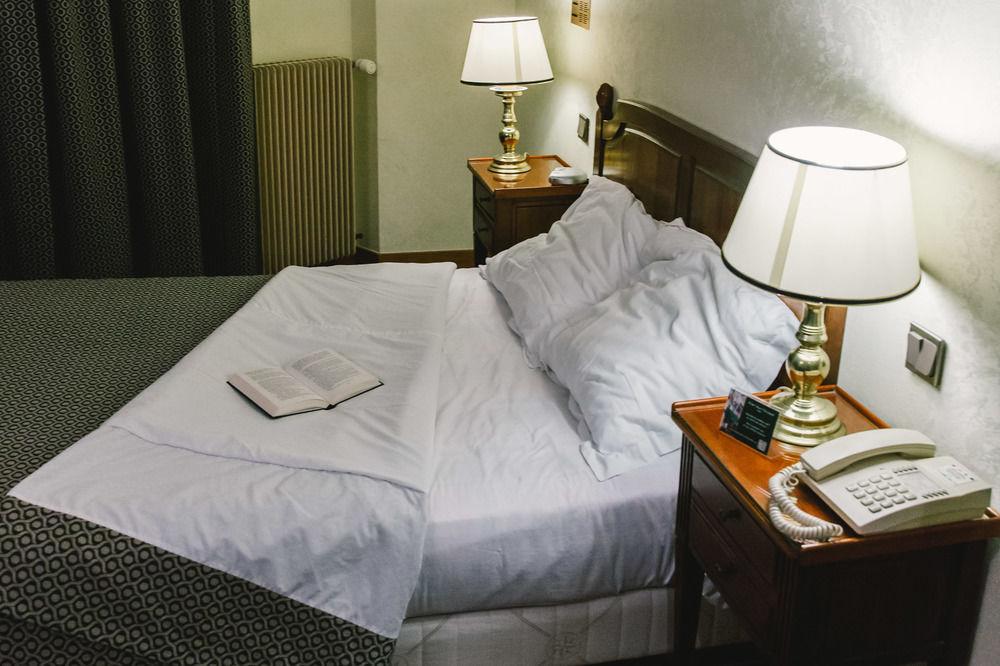 Hotel Saint Christophe Paris Bagian luar foto